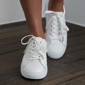 ESSENTIAL WHITE LEATHER SNEAKER